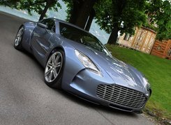 Błękitny, Aston Martin One-77, Atrapa