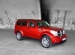 Czerwony, Dodge Nitro, Graffiti