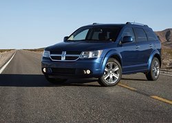 Granatowy, Dodge Journey, Szosa