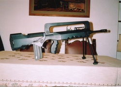 Famas, Stół