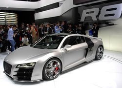 Debiut, R8