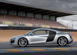 Audi R8, Trybuny, Tor