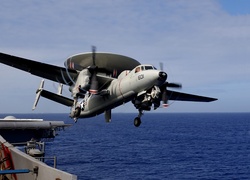 Grumman E-2 Hawkeye, Lotniskowiec