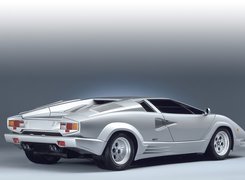 Lamborghini Countach, Szerokie, Opony