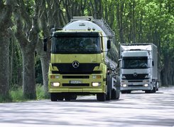 Dwa Ciągniki Mercedesa