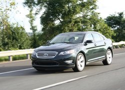 Zielony, Ford Taurus, Sedan