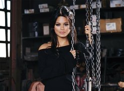 Seksowna, Nathalie Kelley, Łańcuchy