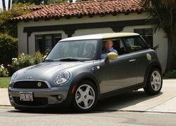 Mini One, Podjazd