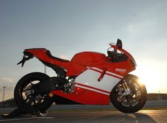 Ducati Desmosedici RR, Podnośnik