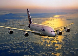 Airbus A380 SuperJumbo, Ponad, Chmurami