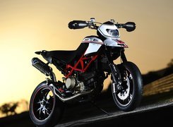 Ducati Hypermotard 1100 Evo, Handbary