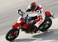 Ducati Hypermotard 1100, Motocyklista, Kask