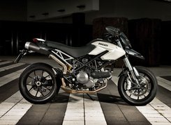 Ducati Hypermotard 1100, Czarna, Rama