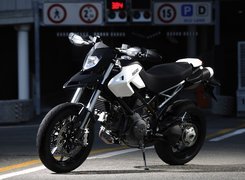 Ducati Hypermotard 1100, Łańcuch, Opony