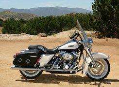 Harley Davidson Road King, Sakwy, Boczne