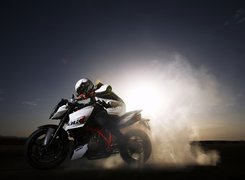 KTM 990 Super Duke R, Pali, Gumę