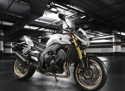 Yamaha FZ8, Parking