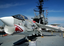 Lotniskowiec, USS Midway, Vought F-8 Crusader