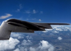 Boeing B-2 Spirit, Nad, Chmurami