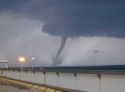 Tornado, Ciemne, Chmury