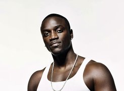 Akon, Zarost, Koszulka