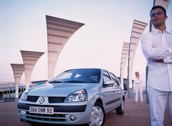 Man in white car in metalic  Clio 2