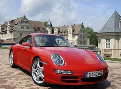Czerwone Porsche Carrera, Dworek