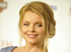 Izabella Miko, Uśmiech