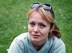 Izabella Scorupco, Niebieski, Sweter, Czarne, Okulary