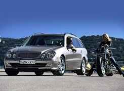Mercedes, E, Kobieta na motorze