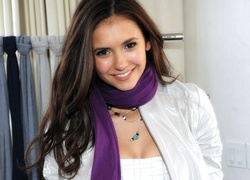 Nina Dobrev, Fioletowy, Szalik