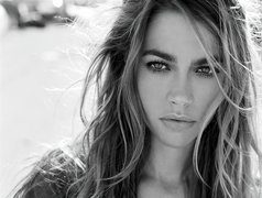 Smutna, Denise Richards