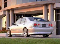 Srebrny, Lexus IS