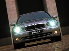 Jaguar X-Type, Przód