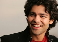 Uśmiechnięty, Adrian Grenier