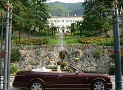 Bordowy, Bentley Azure, Fontanna