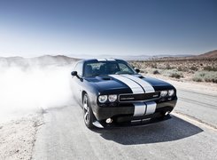 Dodge Challenger STR8, Pali, Gumę