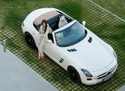 Mercedes-Benz SLS Roadster, Kobieta