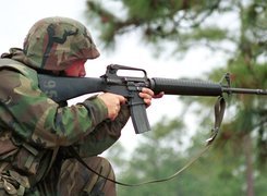 Żołnierz, Strzelnica, Karabin M16