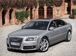 Srebrne, Audi S8, Dworek