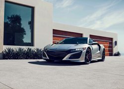 Acura NSX przed domem