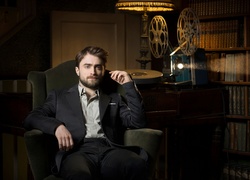 Aktor Daniel Radcliffe ogląda film przy właczonym projektorze