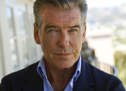 Aktor Pierce Brosnan patrzy w obiektyw