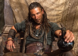 Aktor Zach McGowan jako kapitan Charles Vane w serialu Piraci
