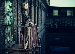 Aktorka Rachel McAdams w pięknej sukni na balkonie zapatrzona przed siebie