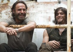 Aktorzy Andrew Lincoln i Norman Reedus w serialu Żywe trupy