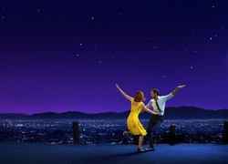 Aktorzy Emma Stone i Ryan Gosling w scenie z filmu La La Land