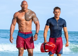 Aktorzy Zac Efron i Dwayne Johnson w filmie Słoneczny patrol