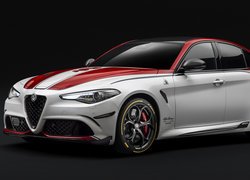 Alfa Romeo Giulia Quadrifoglio na czarnym tle