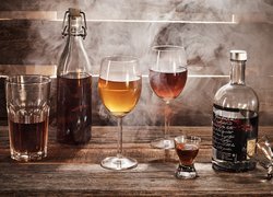 Alkohol w butelkach i w kieliszkach